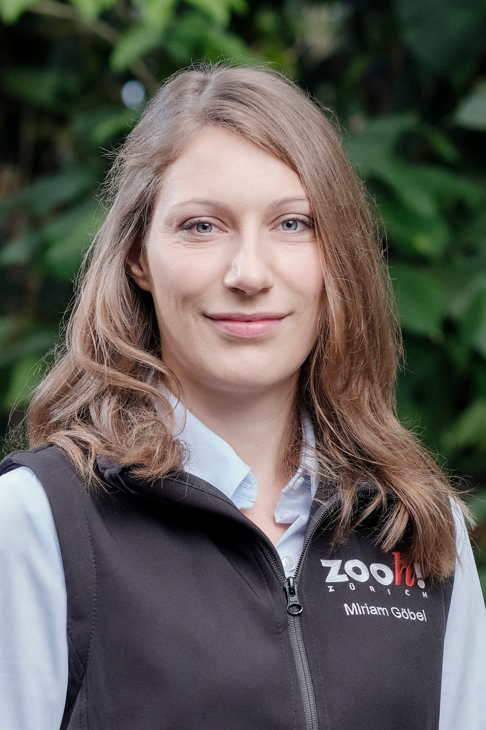 Portraitbild Miriam Göbel, Kuratorin Primaten im Zoo Zürich, Januar 2025.