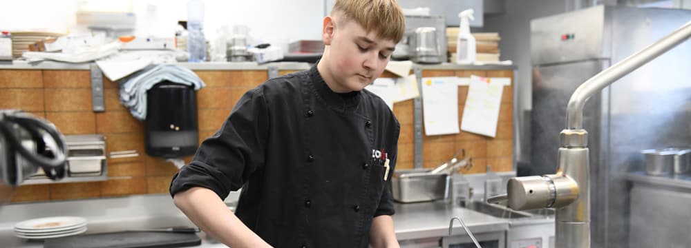 Auszubildender des Berufsprofils Koch/Köchin im Zoo Zürich.