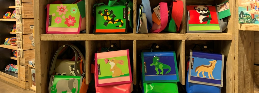 Promotionstisch in den Zooshops vom Juli 2023.