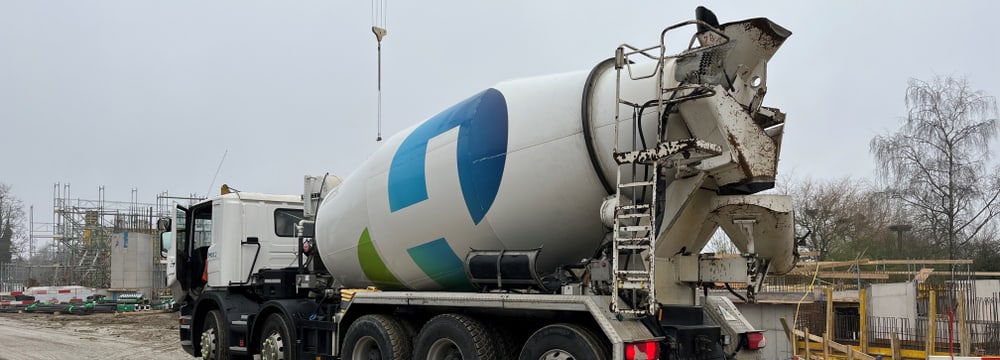 Ein Fahrzeug von Holcim auf der Pantanal-Baustelle im Zoo Zürich.