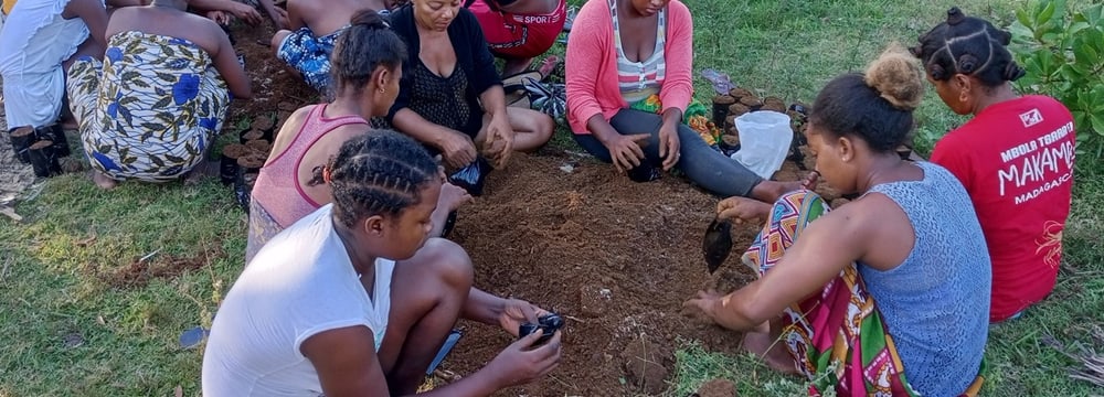 Filling nursery pots by women for the restoration site of Andranoanala.