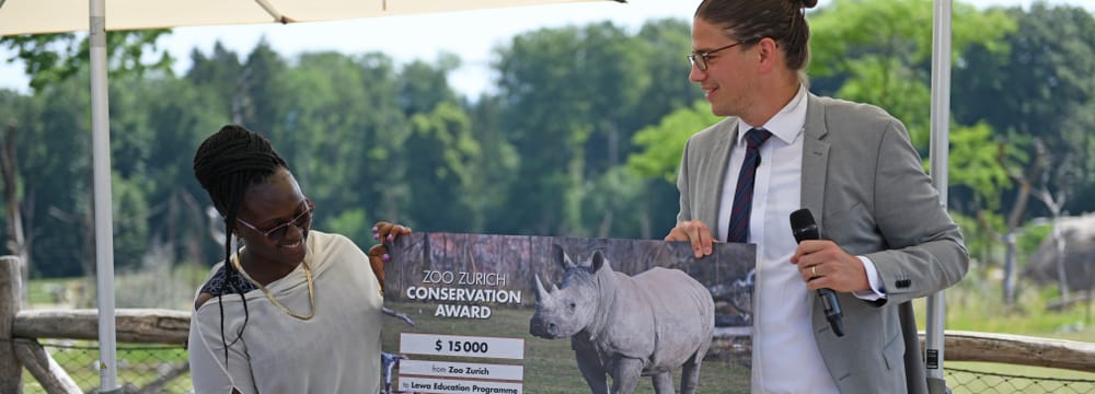 Purity Kinoti, Leiterin Bildung im Lewa Wildlife Conservancy, übernimmt von Zoodirektor Severin Dressen den Conservation Award.