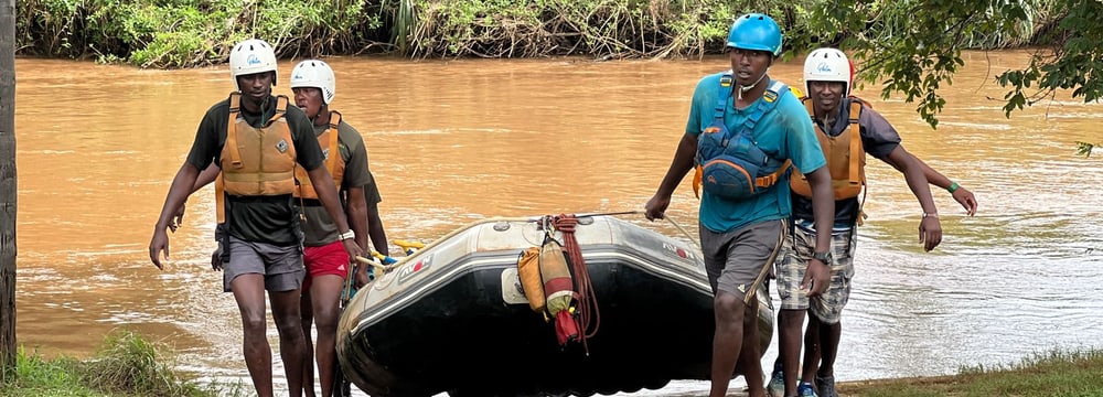 Ranger des Lewa Wildlife Conservancy in Kenia im Wasserrettungstraining.