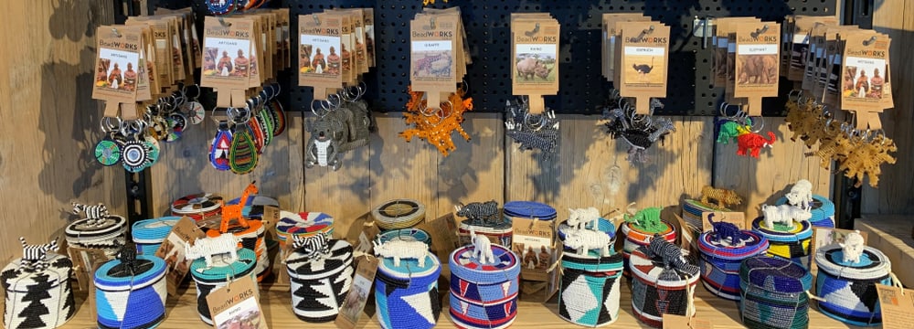 Foto: Zoo Zürich, Samantha Falivena Beadworks-Produkte im Zooshop des Zoo Zürich.