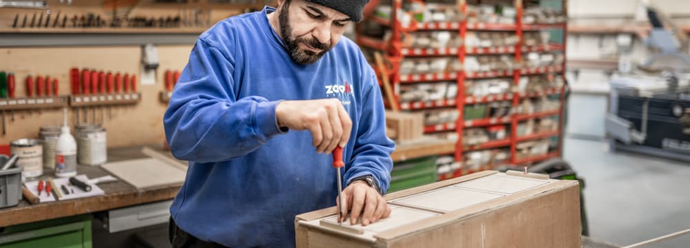 Symbolbild arbeiten in der Werkstatt des Zoo Zürich, im Bild Ozan Keser.