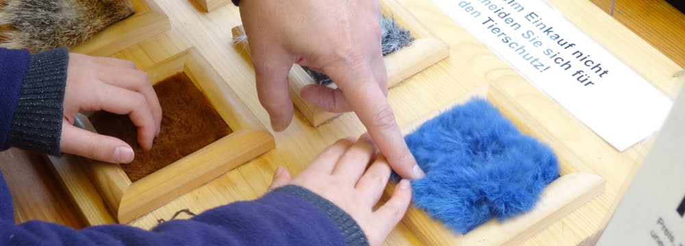  Informationsstand zur Pelzproduktion des Vereins «Natur liegt nahe».