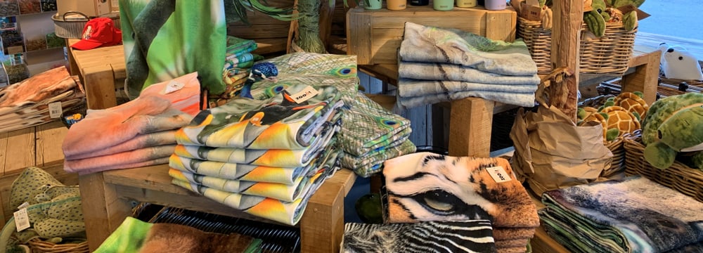 Foto: Zoo Restaurants GmbH Promotionstisch «Strandtücher» in den Zooshops vom Juni 2023.