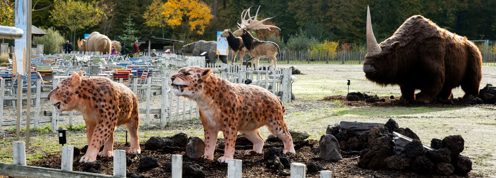 Foto: Zoo Zürich, Nick Soland Säbelzahntiger und Elsamotherium in der Eiszeitausstellung «Kaltgestellt» im Zoo Zürich.