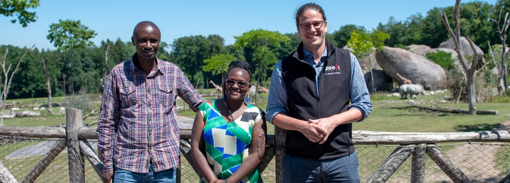 (v.l.) Edward Ndiritu, Head of Anti-Poaching, und Purity Kinoti, Head of Education, mit Zoodirektor Severin Dressen.