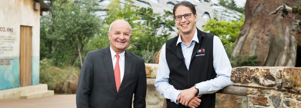 Le président du conseil d’administration du zoo, Martin Naville (à gauche), et le directeur du zoo, Severin Dressen, dans la savane de Lewa.