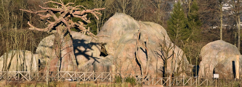 Kopjefelsen in der Lewa Savanne im Zoo Zürich.