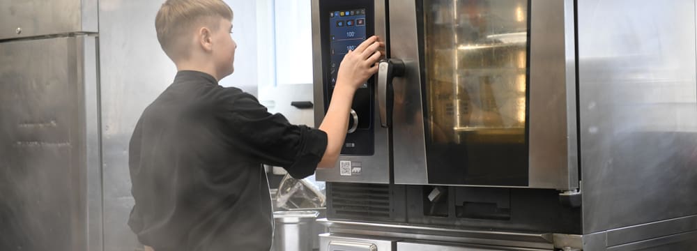 Auszbildender des Berufsprofils Koch/Köchin im Zoo Zürich.