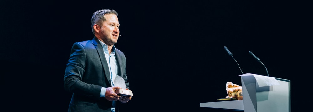 Carlos Galvis bei der Übergabe des Conservation Award 2025 des Zoo Zürich.