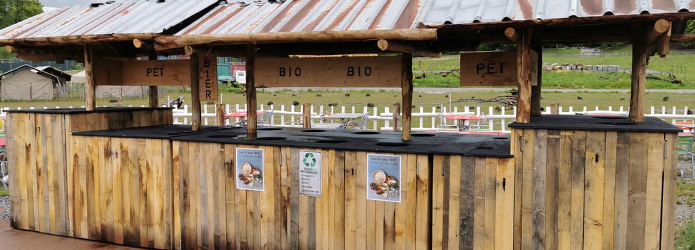 Biosammelstelle beim Ubele Kiosk in der Lewa Savanne des Zoo Zürich.