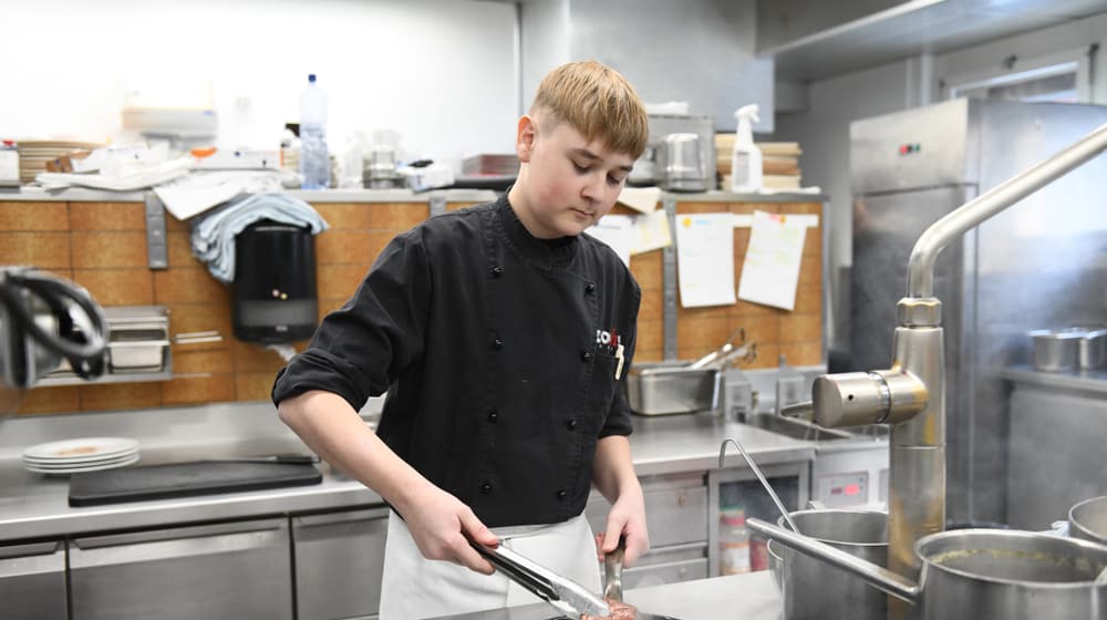 Auszubildender des Berufsprofils Koch/Köchin im Zoo Zürich.