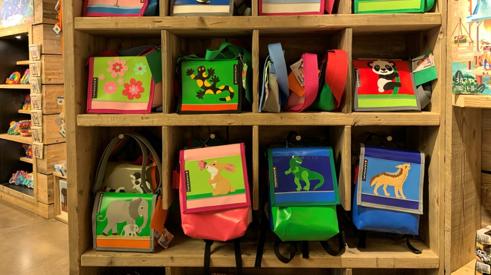 Promotionstisch in den Zooshops vom Juli 2023.