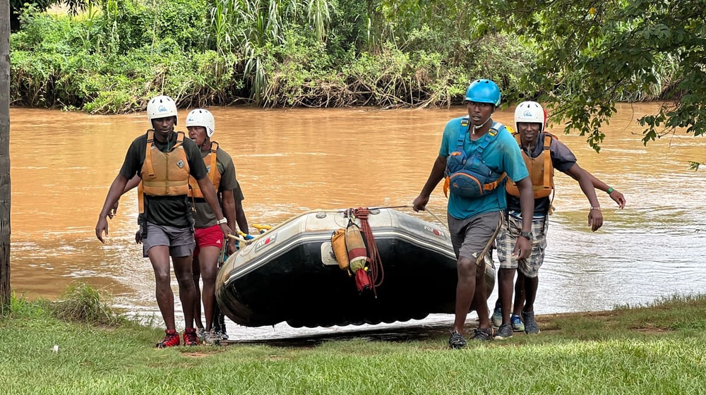 Ranger des Lewa Wildlife Conservancy in Kenia im Wasserrettungstraining.