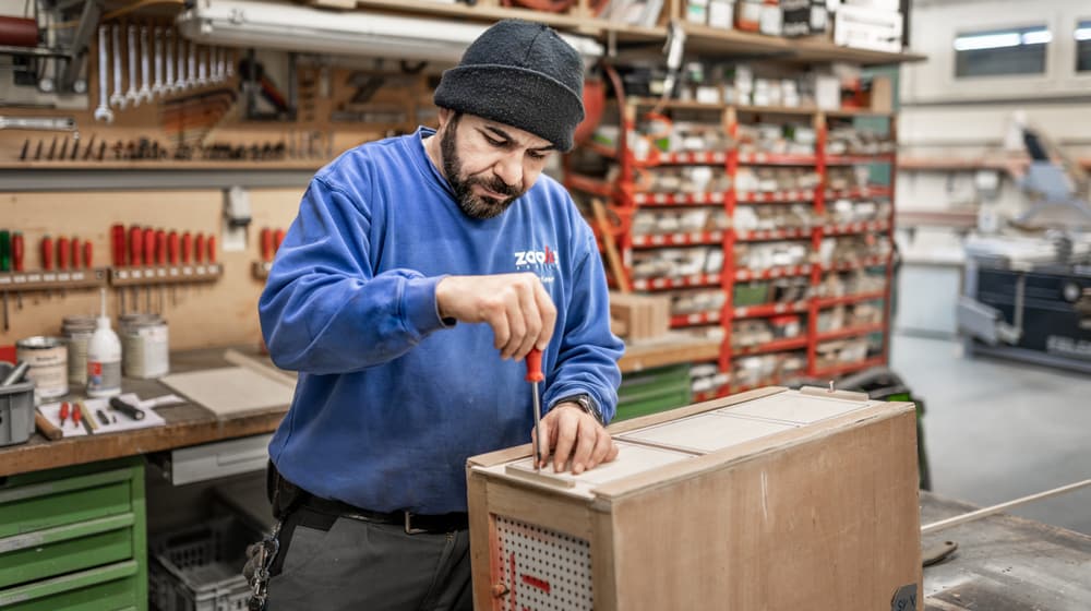 Symbolbild arbeiten in der Werkstatt des Zoo Zürich, im Bild Ozan Keser.