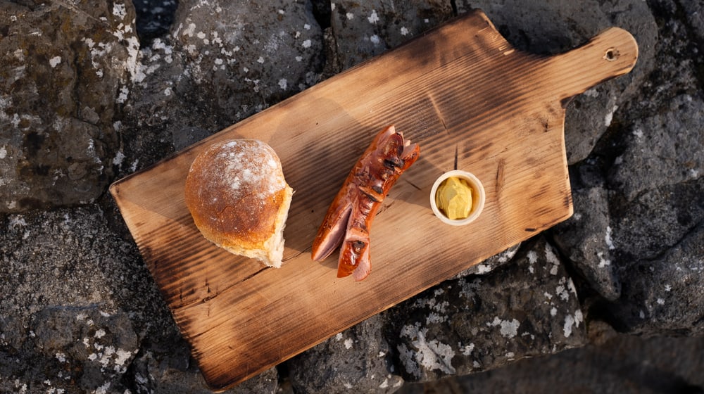 Foodbild des Meaterra-Cervelats mit Bürli und Senf.
