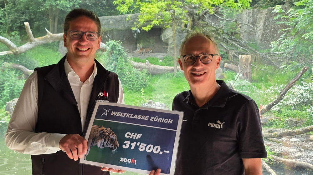 Scheckübergabe nach dem Weltklasse Zürich Zoo Run 2025, Zoodirektor Severin Dressen und Christoph Joho, Co-Meeting Direktor Weltklasse Zürich.