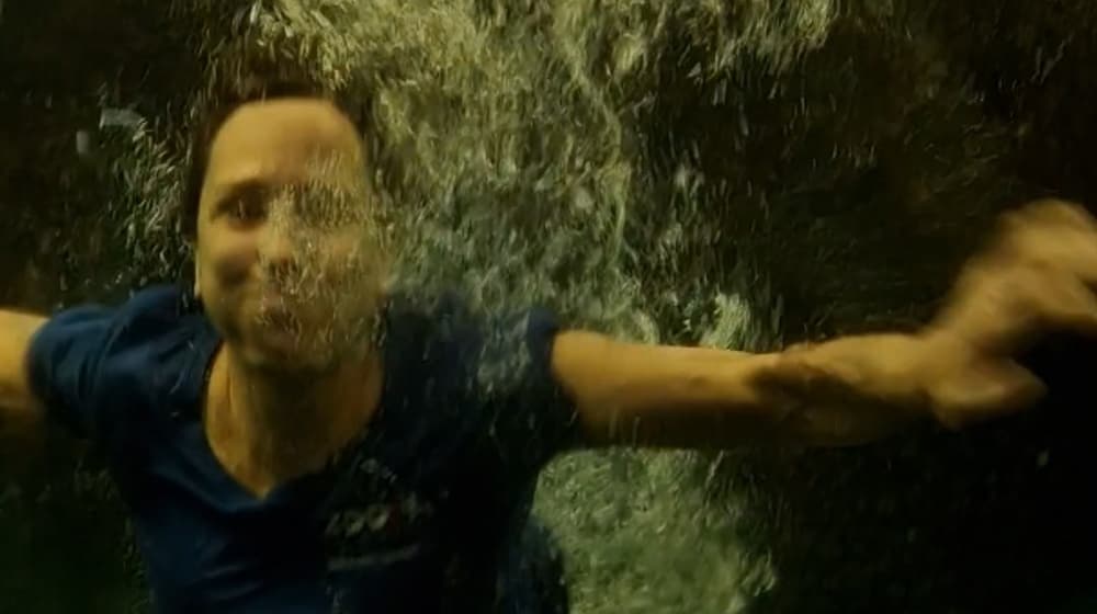 Tierpfleger*innen des Zoo Zürich springen im Rahmen der Teichchallenge 2022 ins Wasser.