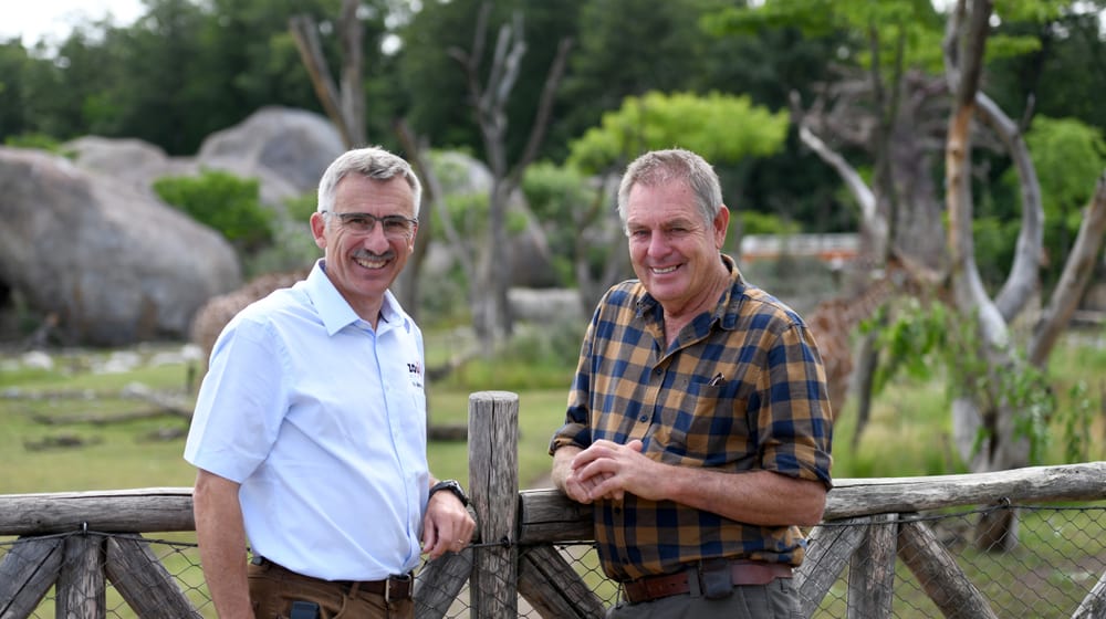 Dr. Martin Bauert (Leiter Naturschutz) und Ian Craig (Gründer Lewa Wildlife Conservancy und Board Northern Rangelands Trust NRT) in der Lewa Savanne des Zoo Zürich.