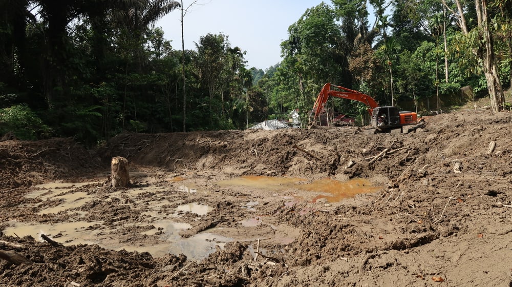 Aufräumarbeiten nach mehreren Erdrutschen in der Auffang- und Pflegestation für Orang-Utans der Stiftung PanEco auf Sumatra.