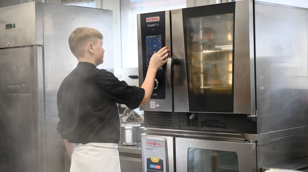 Auszbildender des Berufsprofils Koch/Köchin im Zoo Zürich.
