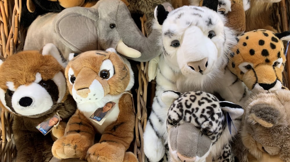 Plüschtiere im Zooshop des Zoo Zürich.