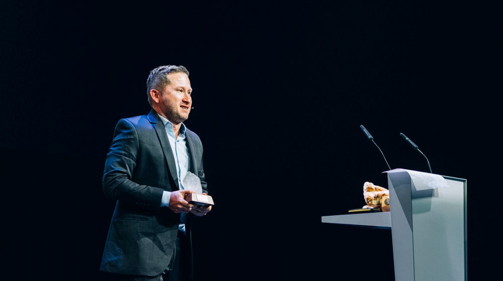 Carlos Galvis bei der Übergabe des Conservation Award 2025 des Zoo Zürich.