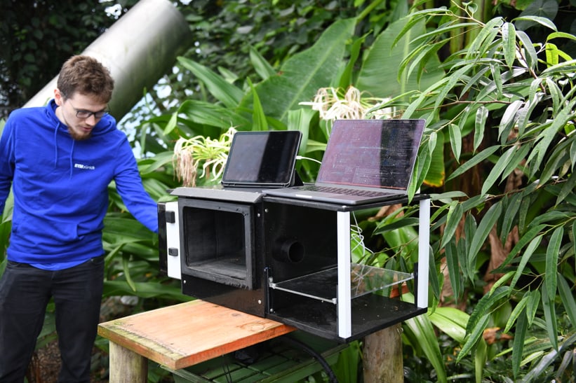 Jonas Peter mit Prototyp im Masoala Regenwald.