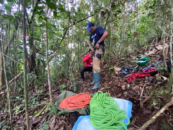 Hasina Rabe befestigt Klettergurt.