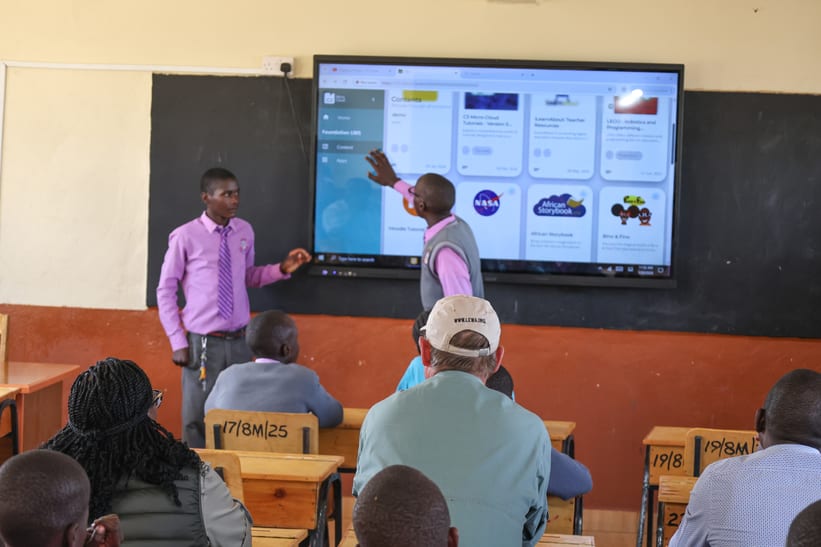 Neues Schulzimmer Rugusu-Primarschule in Aktion.