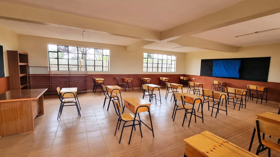 Blick in neues Klassenzimmer Rugusu-Primarschule.
