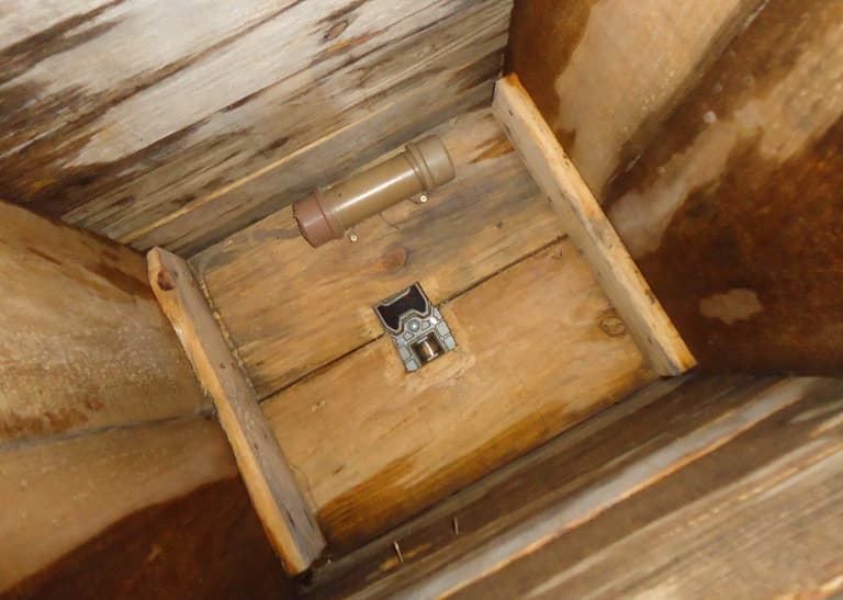 Blick in den Bereich für den Kameratechnik im Nistkasten.