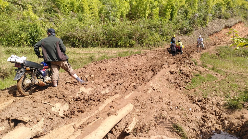 Motorräder auf unbefestigtem Weg auf Madagaskar