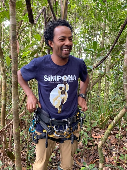 Hasina Rabe mit Klettergurt. 