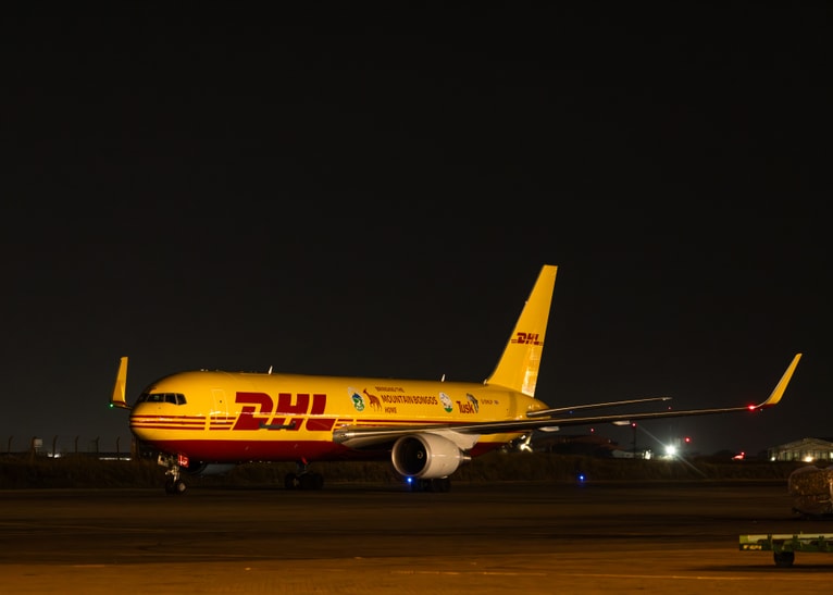 Frachtmaschine mit 17 Bergbongos landet in Nairobi.