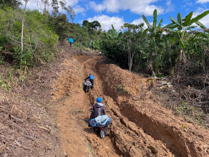 Motorräder auf unbefestigter Strasse