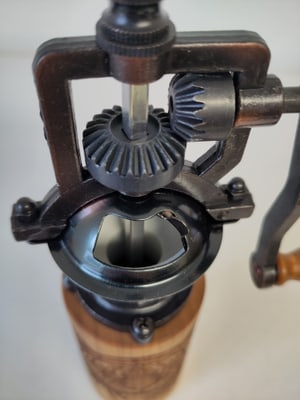 Die Öffnung bei der Antiquen Gewürzmühle ist klein