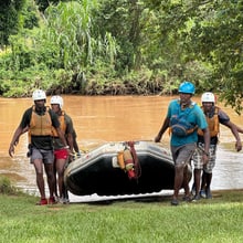 Ranger des Lewa Wildlife Conservancy in Kenia im Wasserrettungstraining.