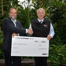 Scheckübergabe Zoo Zürich an Medair im Masoala Regenwald.