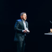 Carlos Galvis bei der Übergabe des Conservation Award 2025 des Zoo Zürich.