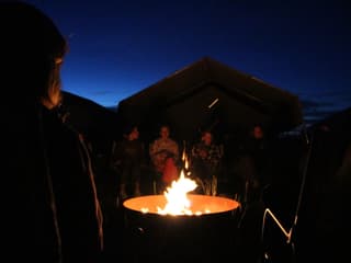 Schulklasse beim Nachtwandeln in der Lewa Savanne des Zoo Zürich.