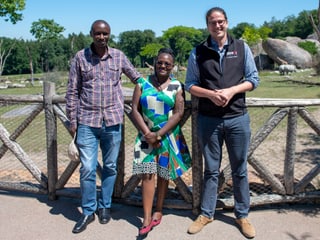 (v.l.) Edward Ndiritu, Head of Anti-Poaching, und Purity Kinoti, Head of Education, mit Zoodirektor Severin Dressen.