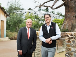 Le président du conseil d’administration du zoo, Martin Naville (à gauche), et le directeur du zoo, Severin Dressen, dans la savane de Lewa.