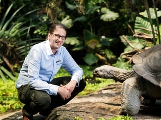 Dr. Severin Dressen mit Aldabra-Riesenschildkröte im Masoala Regenwald.