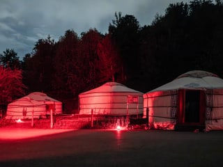 Jurten in der Mongolischen Steppe des Zoo Zürich.