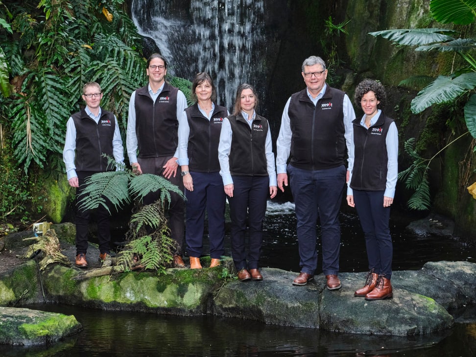 Geschäftsleitung des Zoo Zürich, v.l.: Lukas Christen (Finanzen & Controlling), Dr. Severin Dressen (Direktor), Elena Müller-Girbau (Human Resources Management); Dr. Claudia Rudolf von Rohr (Artenschutz & Tiere), Andreas Hohl (stv. Direktor, Entwicklung & Logistik), Claudia Herkert-Derungs (Marketing & Edukation).