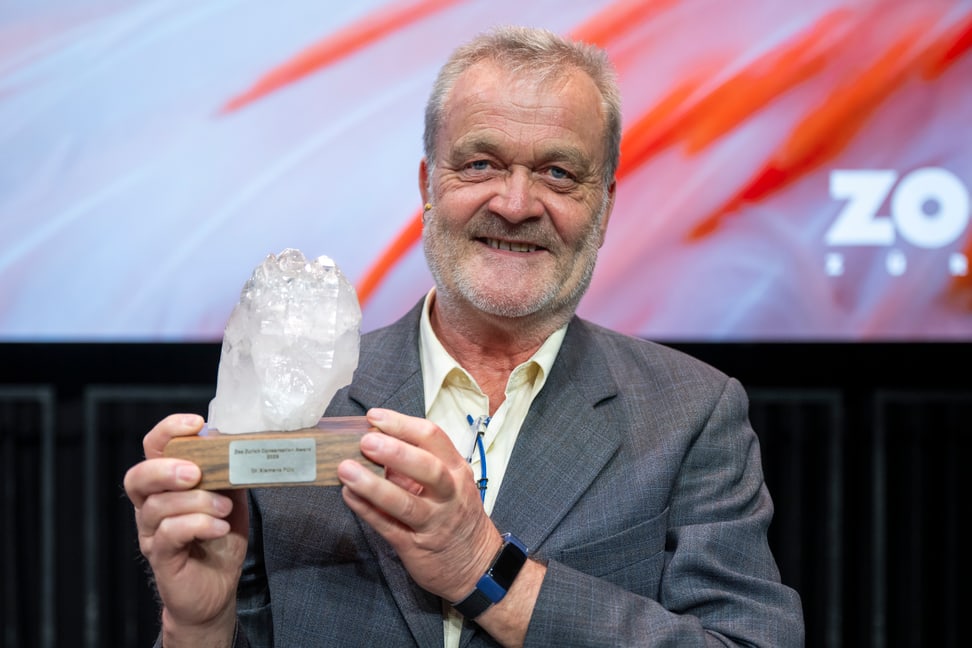 Dr. Klemens Pütz, wissenschaftlicher Direktor des Antarctic Research Trust ART, mit dem Conservation Award, den er anlässlich der Zoo-Generalversammlung 2026 erhalten hat.